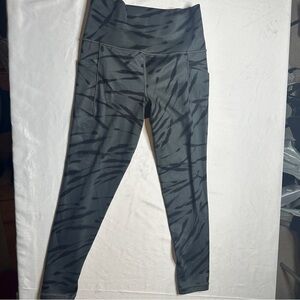 Athleta Salutation Stash Pocket II 7/8 Leggings XS Zebra